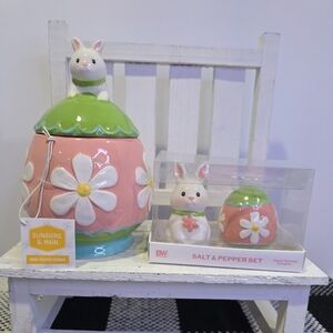 🐰 Easter Bunny Canister & Matching Salt & Pepper Set.